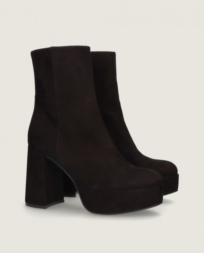 Anna in Mascaro