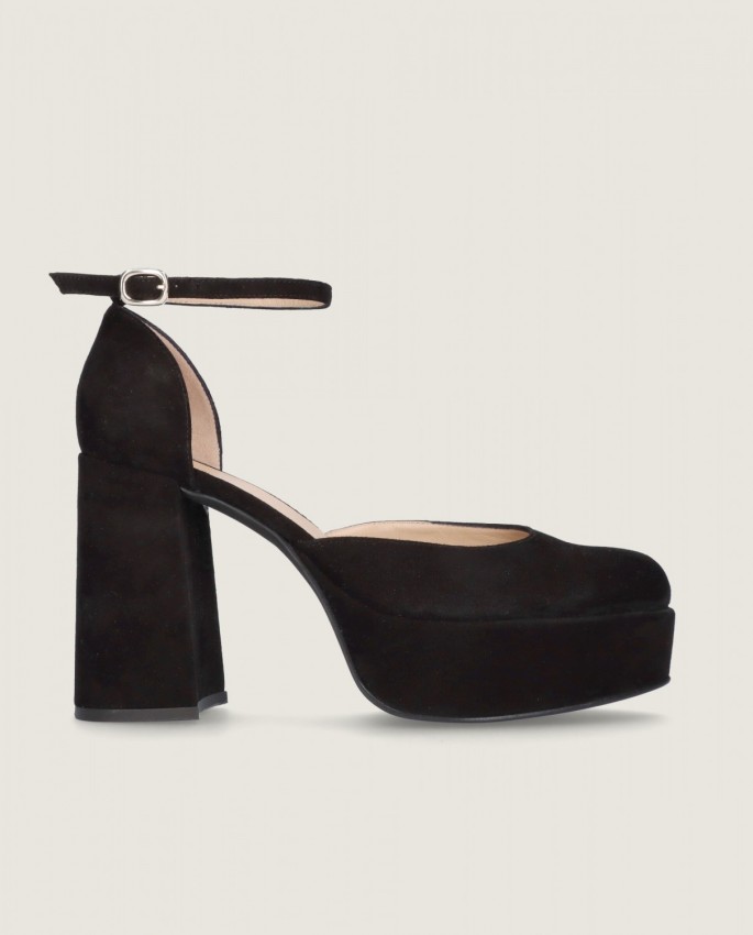 Anna in Mascaro
