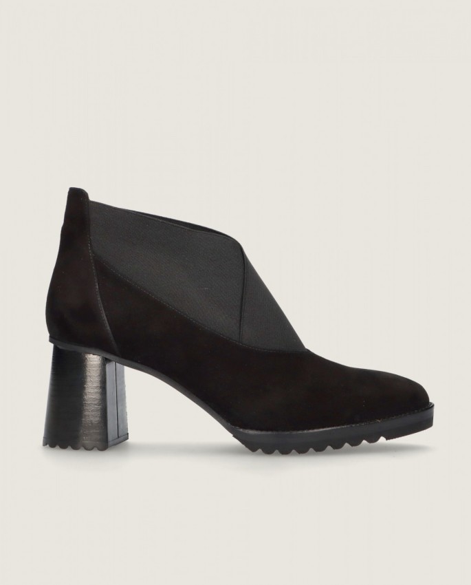Julie in Mascaro