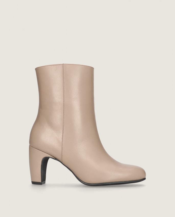 Emily in Mascaro