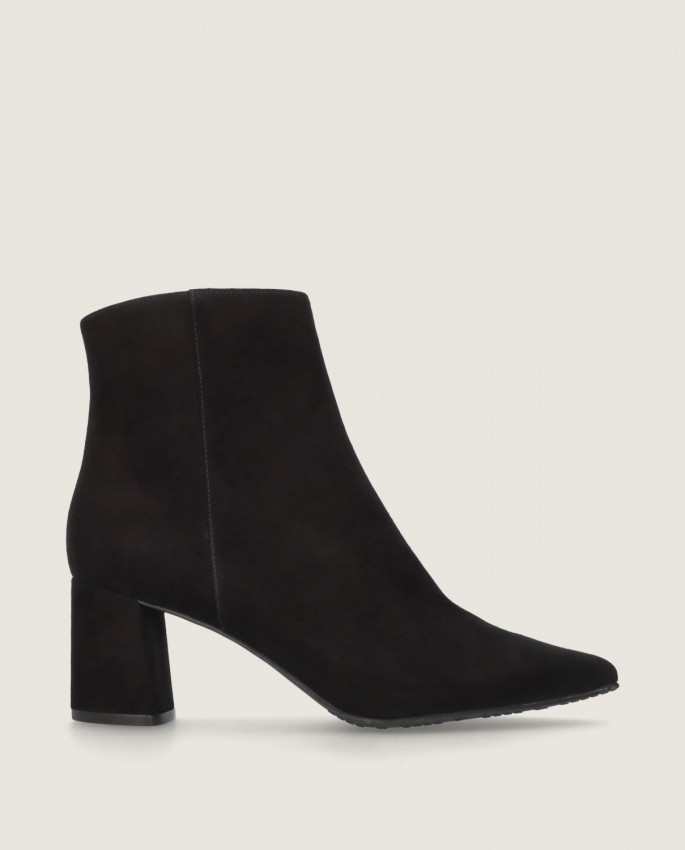 Phoebe in Mascaro