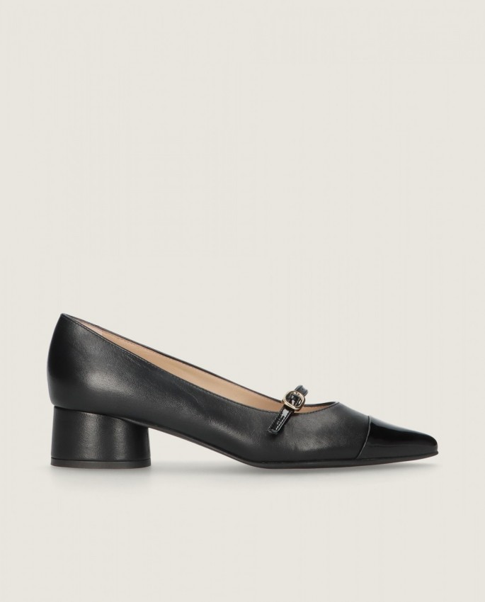 Holly in Mascaro