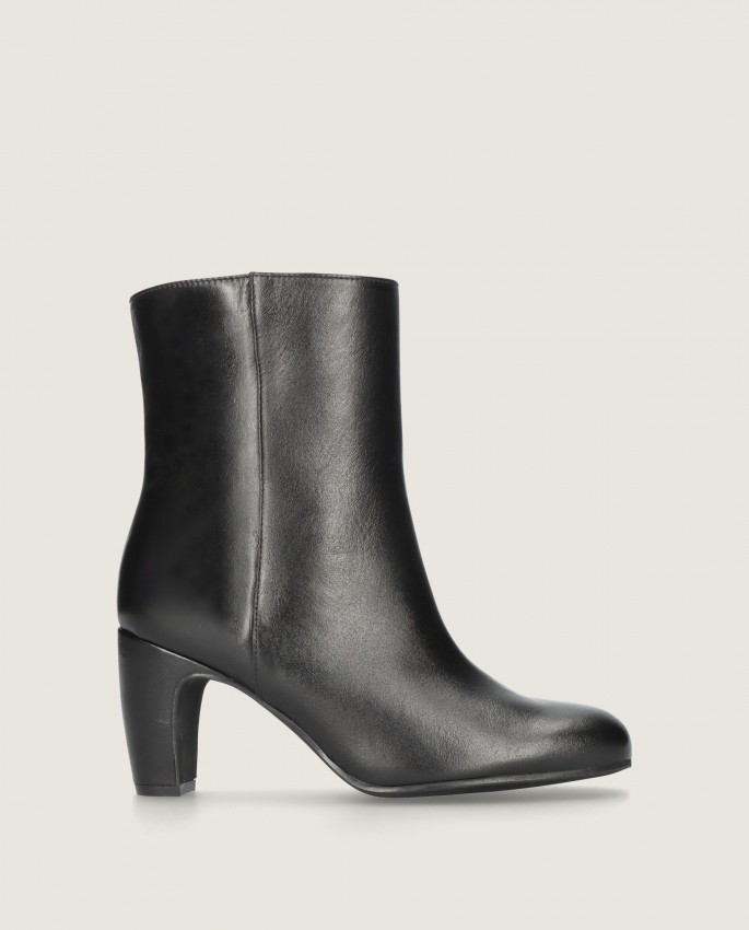 Emily in Mascaro