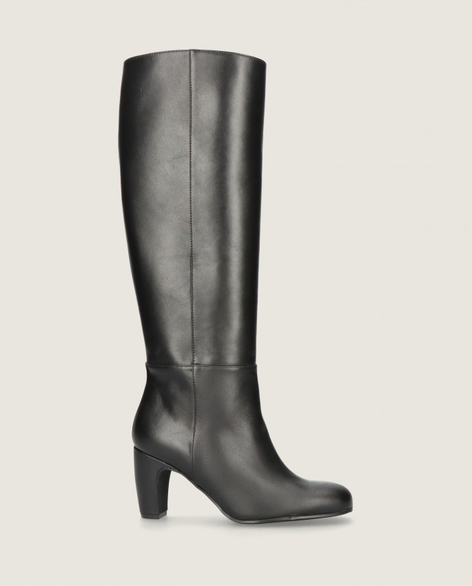 Emily in Mascaro