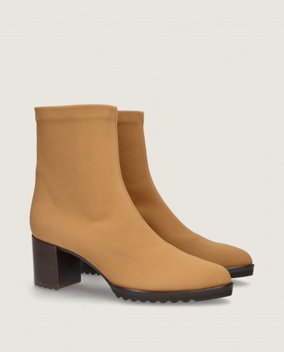 Cindy Mascaró in Mascaro