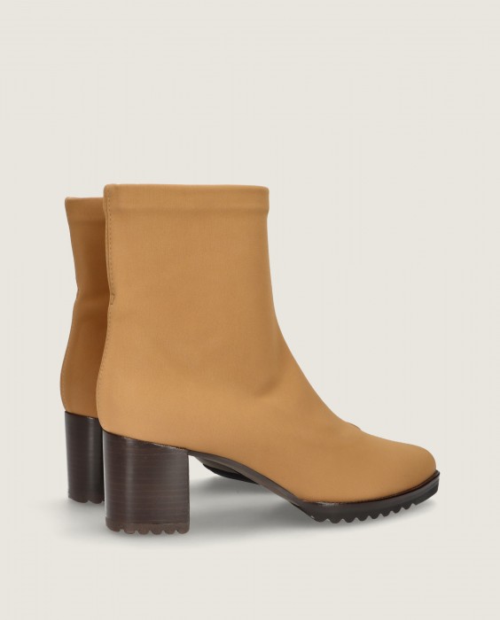 Cindy Mascaró in Mascaro