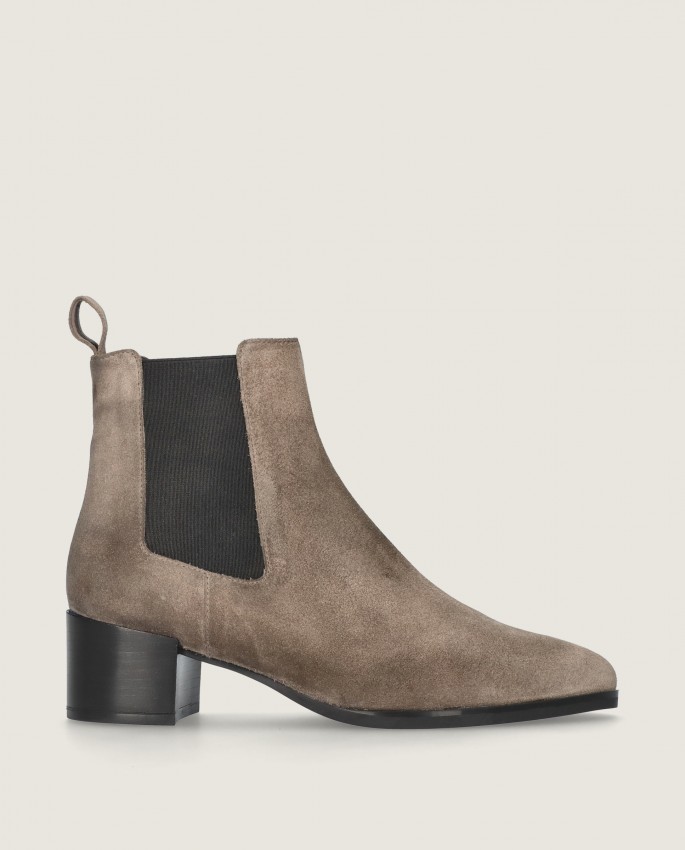 Sharon in Mascaro