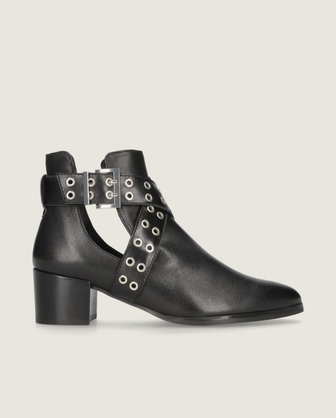 Sharon in Mascaro