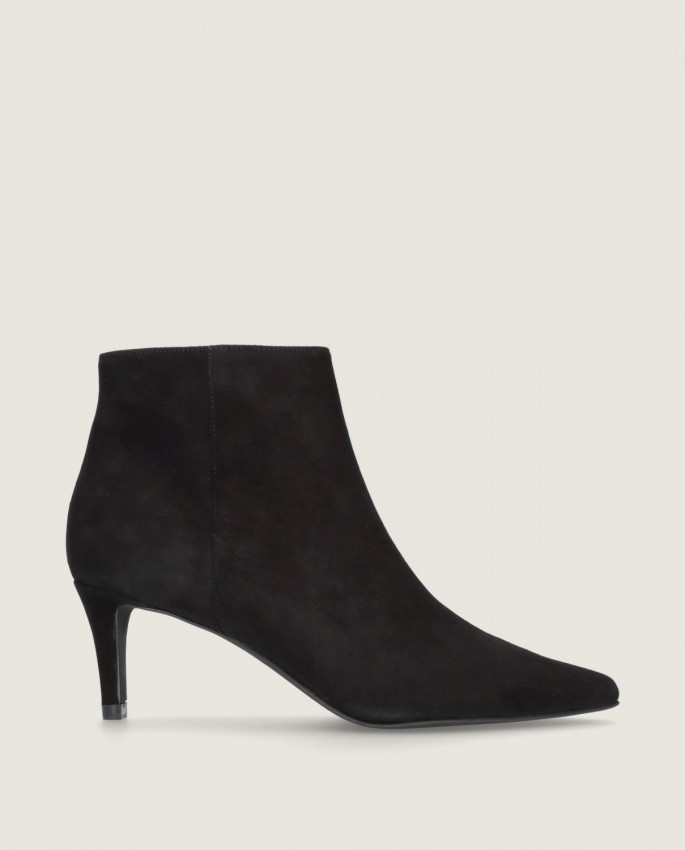 Phoebe in Mascaro